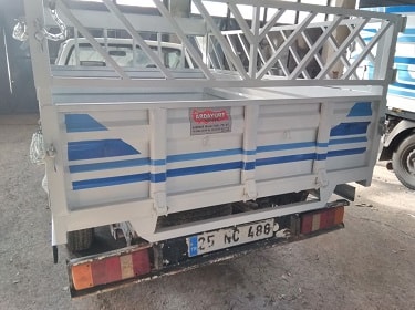 kırmızı beyaz karoser resmi